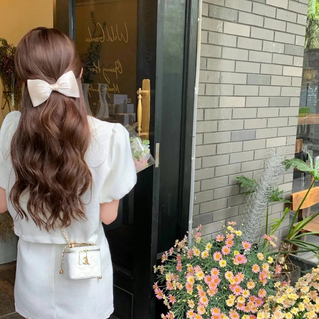 没有耳朵的兔子和两只耳朵的小鸡